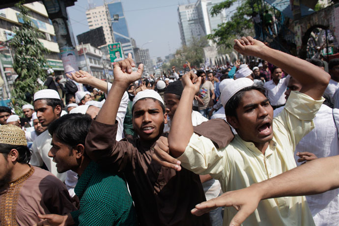 Activists from 12 Islamist parties shout slogans before they clash with the police in Dhaka February 22, 2013.(Reuters / Andrew Biraj)