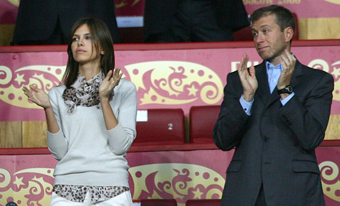 Roman Abramovich and Darya Zhukova. (AFP Photo / Paul Ellis)