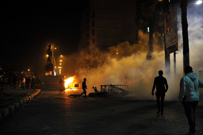 Egyptian protesters clash with security forces in Port Said late on March 3, 2013. (AFP Photo)