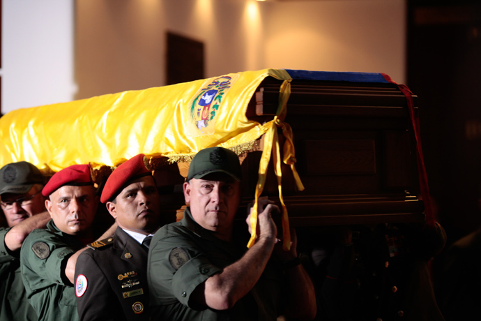 The coffin of the late Venezuelan President Hugo Chavez is carried to the Military Academy for his funeral on March 6, 2013 in Caracas (AFP Photo / Presidencia) 