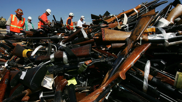 Steel workers look over a pile confiscated illegal weapons in  Rancho Cucamonga, California (AFP Photo / David McNew)