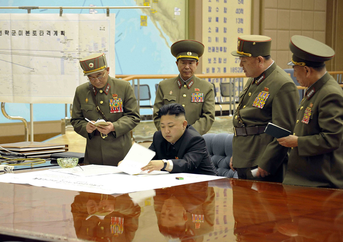 Líder norte-coreano Kim Jong-Un discutir o plano de ataque com agentes norte-coreanos durante uma operação urgente reunião no Comando Supremo, em um local não revelado (AFP PHOTO / KCNA via KNS)