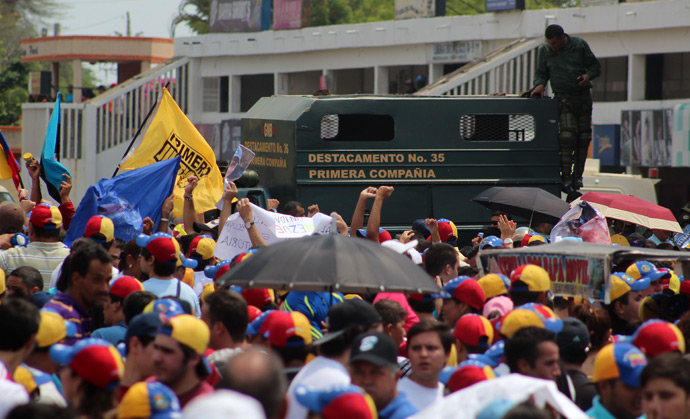 Supporters of Venezuelan presidential candidate Henrique Capriles protest in front of the Regional CNE (National Election Council) in Maracaibo, Zulia state on April 16, 2013 (AFP Photo / Argemary Bernal)