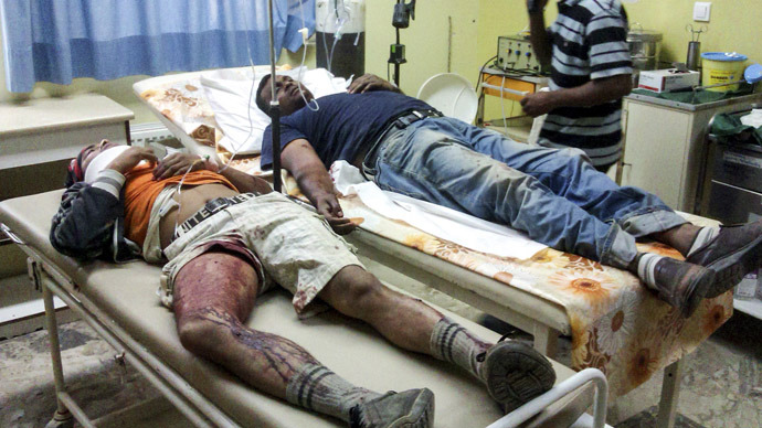 Trabajadores de Bangladesh reciben los primeros auxilios en el Centro Médico de Varda, cerca de la sudoccidental ciudad griega de Manolada 17 de abril 2013, a raíz de un tiroteo.  (Reuters / Eurokinissi)