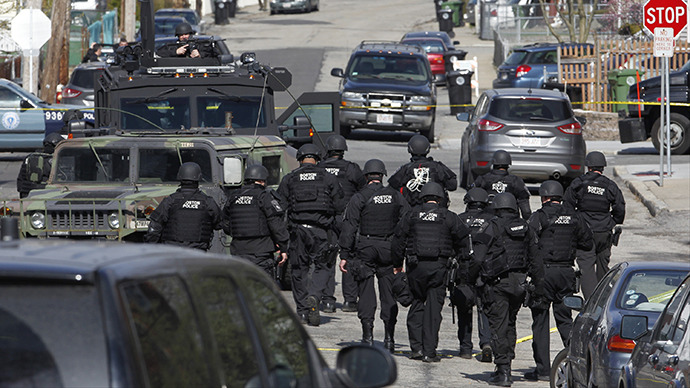 Police officers search homes for the Boston Marathon bombing suspects in Watertown, Massachusetts April 19, 2013. (Reuters / Jessica Rinaldi)