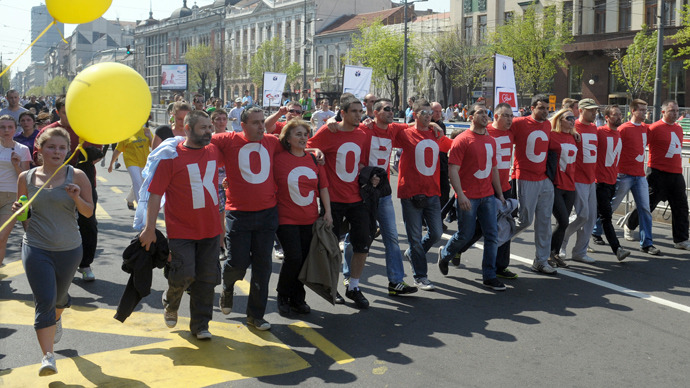 A group of Belgrade marathon runners wear a slogan reading "Kosovo is Serbia" on April 21, 2013 (AFP Photo / Alexa Stankovic) 
