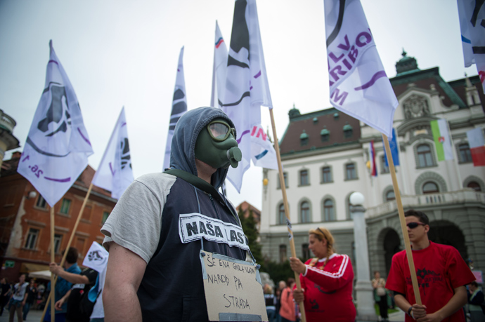 A protester wears a gas mask as he takes part in a protest against corruption in political class in Ljubljana, Slovenia on April 27, 2013 (AFP Photo / Jure Makovec)
