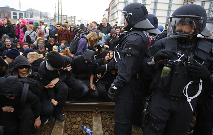 German riot police stop left-wing protestors on the railway tracks during a demonstration against a right-wing rally in Frankfurt, May 1, 2013. (Reuters / Kai Pfaffenbach)