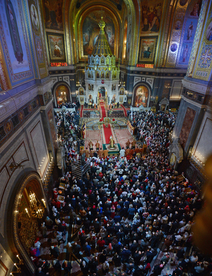 Easter service at Christ the Savior Cathedral in Moscow. (RIA Novosti/Vladimir Astapkovich)