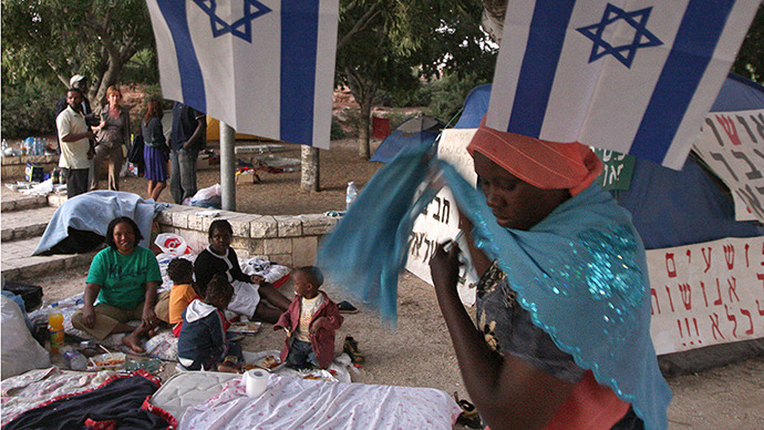 Sudanese refugees in a park near the Israeli Parliament. (AFP Photo / Yoav Lemmer)