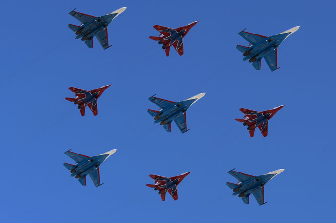 Sukhoi SU-27 aircrafts, steered by Russkiye Vityazi aerobatic team, and MiG-29 aircrafts, steered by Strizhy aerobatic team, fly over the Red Square.(RIA Novosti / Alexander Vilf)