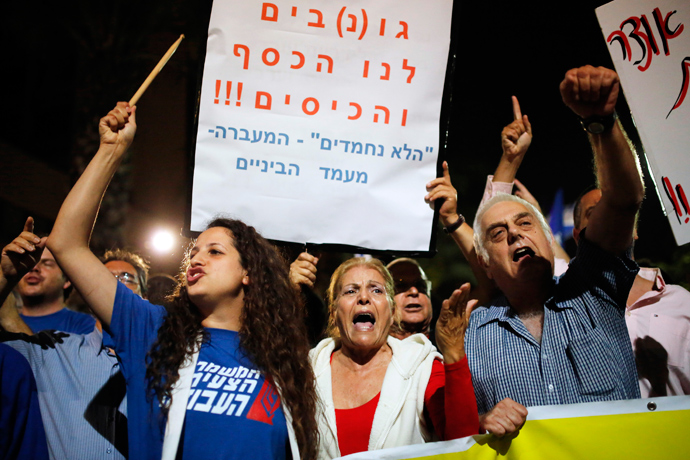 Potesters demonstrate against new austerity measures set to be included in the 2013-2014 national budget at a main junction in Tel Aviv May 11, 2013 (Reuters / Amir Cohen)