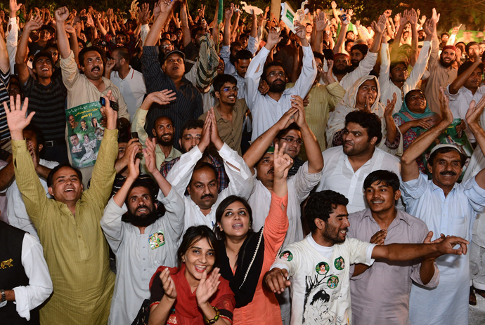 Supporters of former Pakistani Prime Minister and head of the Pakistan Muslim League-N (PML-N) Nawaz Sharif, cheer as they listen to Sharif outside his residence after his party victory in general election in Lahore on May 11, 2013 (AFP Photo / Arif Ali)