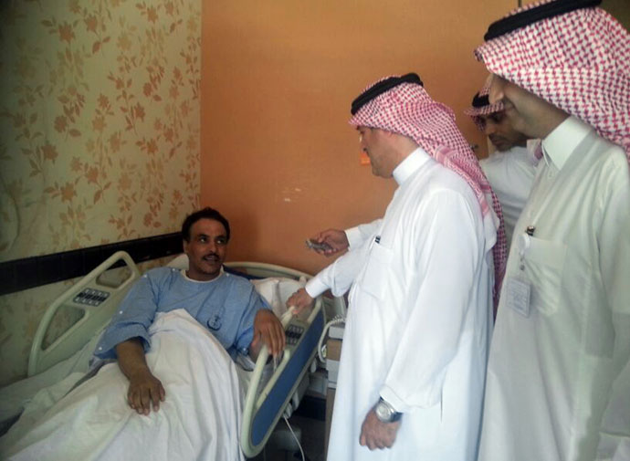 Un funcionario del Ministerio de Salud de Arabia visita a los pacientes infectados con el nuevo virus SARS-como en un hospital de la provincia oriental de Arabia al-Ahsaa el 13 de mayo de 2013. (Foto: AFP / STR)