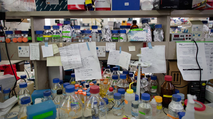 Laboratorio del Departamento de Microbiología de la Universidad de Hong Kong en el Queen Mary Hospital de Hong Kong (AFP Photo / Philippe Lopez).
