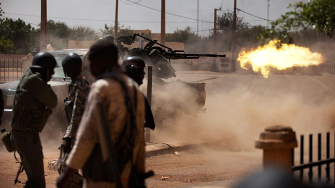 Malian soldiers fire a machine gun in Gao.(Reuters / Joe Penney)