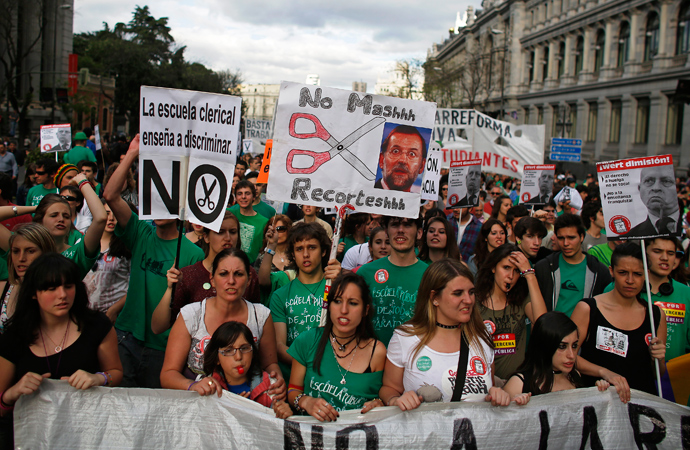 Protesters take part in a demonstration against the government's cost-cutting reform plans in education as part of austerity measures, during a nationwide general strike called by the education sector in Madrid May 9, 2013 (Reuters / Paul Hanna)