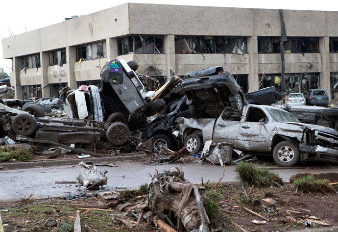 Destroyed vehicles lie on top of each other after a huge tornado struck Moore, Oklahoma, near Oklahoma City, May 20, 2013 (Reuters / Richard Rowe)
