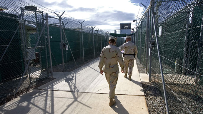 US Military guards walk inside Camp Delta 05 at the US Naval Base in Guantanamo.(AFP Photo / Paul J. Richards)