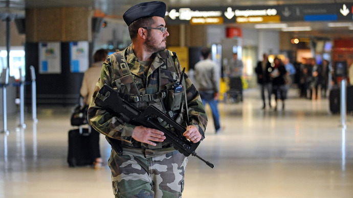 A French soldier stands guard on May 23, 2013, as part of France's national security alert system "Plan Vigipirate". (AFP Photo / Remy Gabalda)