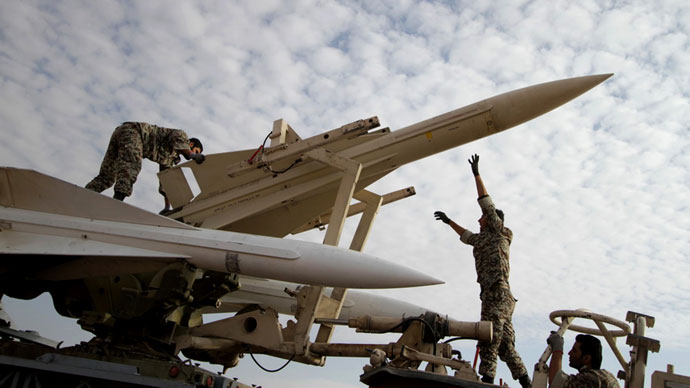 Soldados iraníes se preparan para lanzar un misil tierra-aire Hawk durante las maniobras militares en un lugar no revelado en Irán (AFP Photo / Amin Khoroshahi).