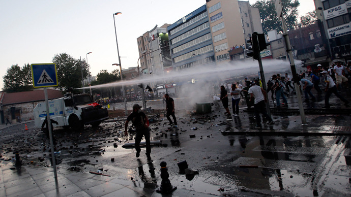 Riot police use a water cannon to disperse anti-government protesters in front of Turkish Prime Minister Tayyip Erdogan's Istanbul office June 1, 2013 (Reuters / Murad Sezer) 
