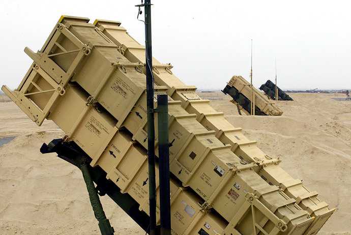 Mísseis Patriot ficam de prontidão em uma área de lançamento classificado no sul do deserto do Kuwait. (Foto: AFP)
