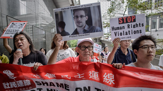 Protesters shout slogans in support of former US spy Edward Snowden as march to the US consulate in Hong Kong on June 13, 2013. (AFP Photo / Philippe Lopez)