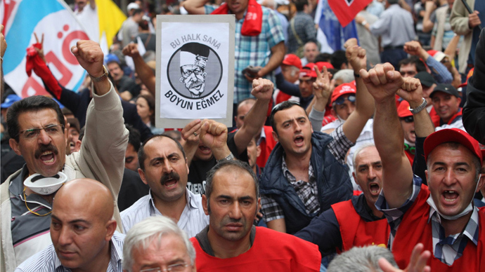 Anti-government protesters demonstrate in central Ankara on June 17, 2013 (AFP Photo / Adem Altan)