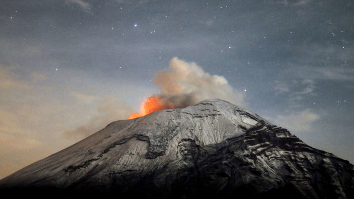 A cloud of ash belches out of Mexico's Popocatepetl volcano, some 55 km from Mexico City.(AFP Photo / Arturo Andrade)