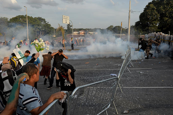 Anti riot police members clash with demonstrators near the Mineirao stadium in Belo Horizonte, Brazill during a protest against corruption and price hikes on June 22, 2013 (AFP Photo / Nelson Almeida)