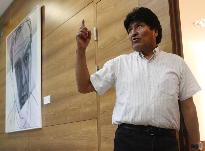 El presidente boliviano, Evo Morales habla con los medios mientras espera su vuelo en el Aeropuerto Internacional de Viena Schwechat en 03 de julio 2013.  (Reuters)