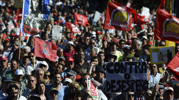 Demonstrators take part in a protest against the government's austerity policies near Belem Presidential palace in Lisbon on May 25, 2013. (AFP Photo)