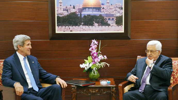 US Secretary of State John Kerry (L) meets with Palestinian President Mahmud Abbas on July 19, 2013 at the Mukataa compound, in the West Bank city of Ramallah (AFP Photo / Pool / Mandel Ngan)