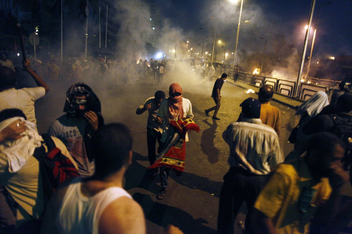 EGYPT: Egyptian supporters of the Muslim Brotherhood rallying in support of deposed president Mohamed Morsi clash with police outside the elite Republican Guards base in Cairo early on July 8, 2013. (AFP Photo)