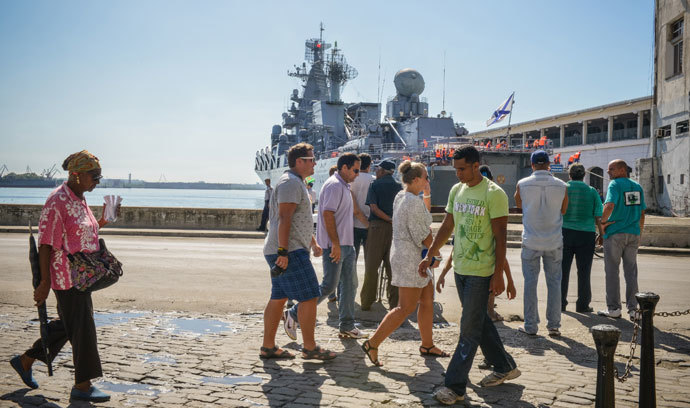 Cubans watch as the "Moskva" Russian guide missile cruiser moors at Havana's harbour, on August 3, 2013. (AFP Photo / Adalberto Roque)