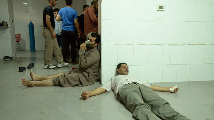 People, affected by what activists say was a gas attack, are treated at a medical center in the Damascus suburb of Saqba, August 21, 2013.(Reuters / Bassam Khabieh)