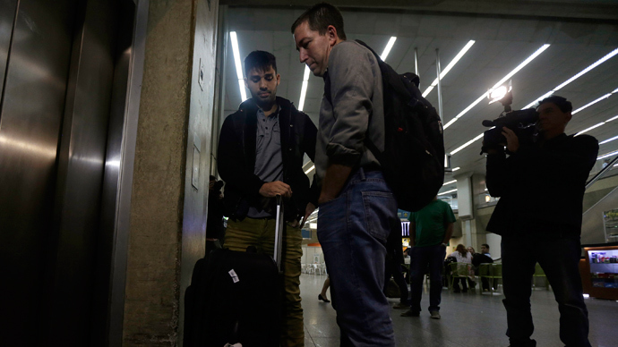 U.S. journalist Glenn Greenwald stands with his partner David Miranda as they wait for the lift at Rio de Janeiro's International Airport August 19, 2013 (Reuters / Ricardo Moraes)