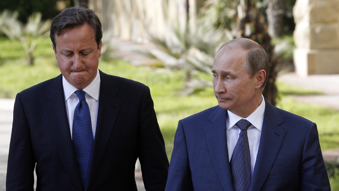 Russian President Vladimir Putin (R) and Britain's Prime Minister David Cameron (AFP Photo)