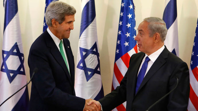U.S. Secretary of State John Kerry (L) shakes hands with Israel's Prime Minister Benjamin Netanyahu at the prime minister's office in Jerusalem September 15, 2013.(Reuters / Larry Downing)