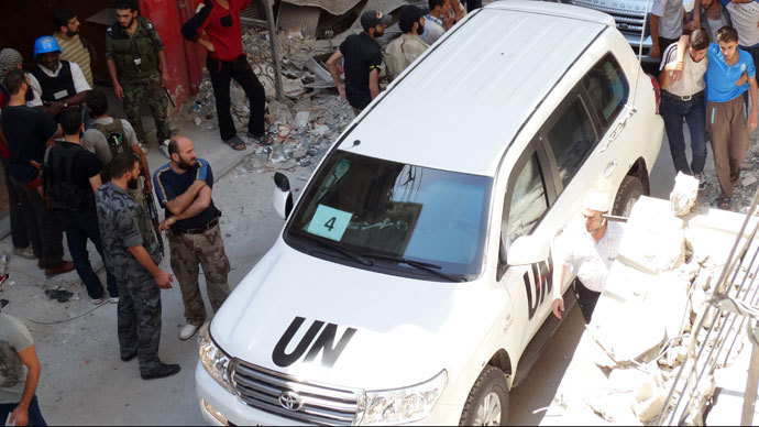 A vehicle of the UN arms experts, inspecting a site suspected of being hit by a deadly chemical weapons attack last week on August 28, 2013 in the Eastern Ghouta area, Syria (AFP Photo / Mohamed Abdullah)