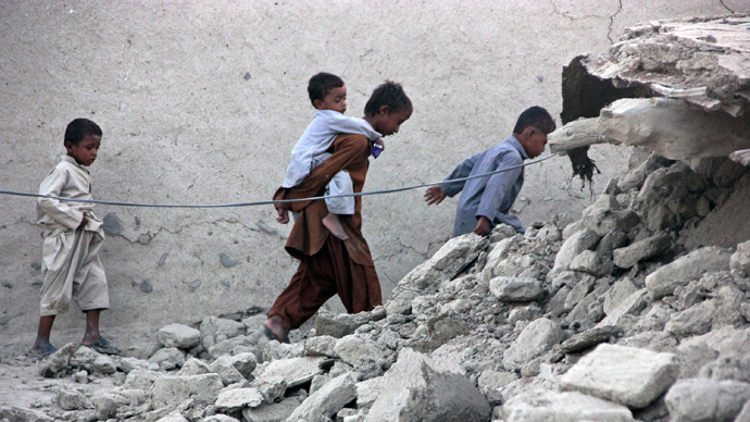 Survivors of an earthquake walk on rubble of a mud house after it collapsed following the quake in the town of Awaran, southwestern Pakistani province of Baluchistan, September 25, 2013 Reuters / Sallah Jan