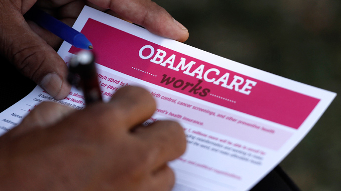A man fills out an information card during an Affordable Care Act outreach event hosted by Planned Parenthood for the Latino community in Los Angeles, California September 28, 2013 (Reuters / Jonathan Alcorn)