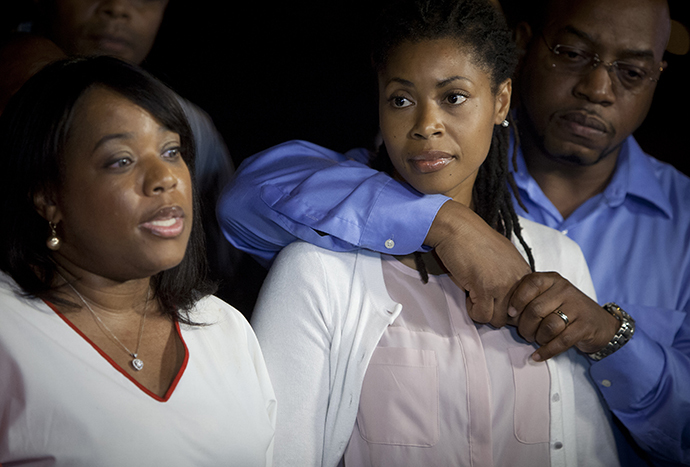 Valarie (L) and Amy Carey, sisters of Miriam Carey, the woman involved in the Capitol Hill shooting, attend a news conference outside their home in the Brooklyn borough of New York, October 4, 2013. (Reuters / Carlo Allegri)