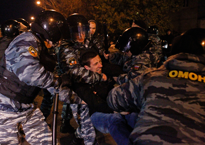 La polizia russa trattenere un uomo dopo una protesta nel quartiere Biryulyovo di Mosca 13 OTTOBRE 2013 (Reuters / Maxim Shemetov)