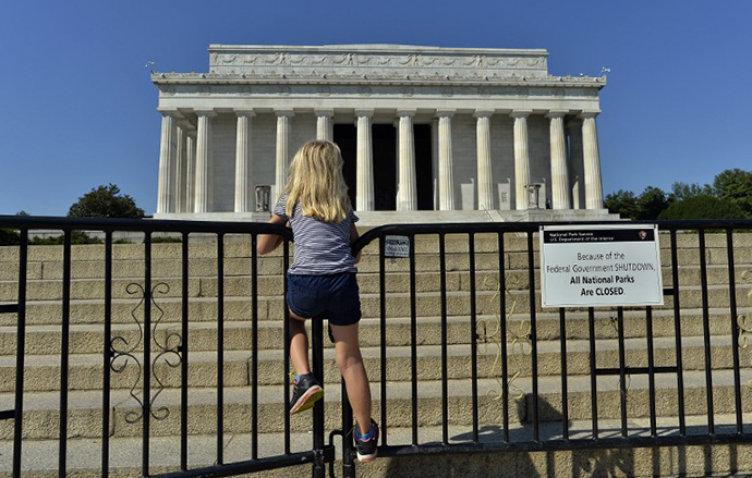 A child stands on the barricade around the Lincoln Memorial in Washington, DC, on October 2, 2013, on the second day of the federal government shutdown. (AFP Photo / Jewel Samad)