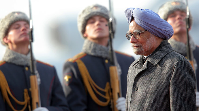 Indian Prime Minister Manmohan Singh walks past a honor guard formation upon arrival to Moscow's Vnukovo airport. (RIA Novosti/Vitaliy Belousov)