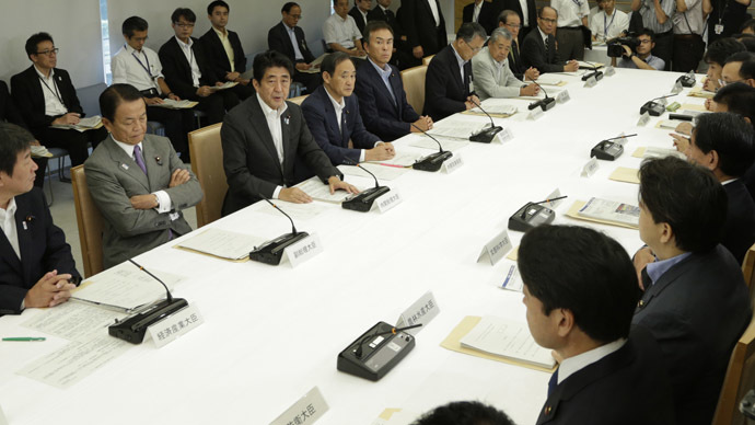 Japanese Prime Minister Shinzo Abe (3RD-L) speaks during a joint-meeting by Nuclear Emergency Response Headquarters and Nuclear Power Disaster Management Council at the prime minister's official residence in Tokyo (AFP Photo)