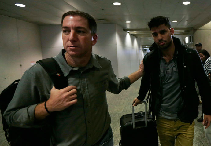 U.S. journalist Glenn Greenwald (L) walks with his partner David Miranda in Rio de Janeiro's International Airport August 19, 2013.(Reuters / Ricardo Moraes)