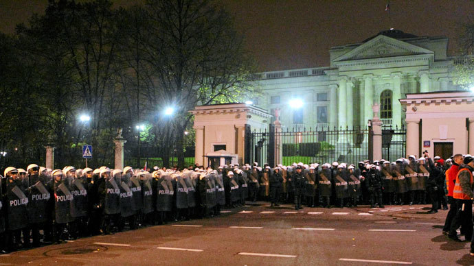 Riot police form a cordon in front of the Russian embassy during the annual far-right march, which coincides with Poland's national Independence Day in Warsaw November 11, 2013.(Reuters / Agencja Gazeta)